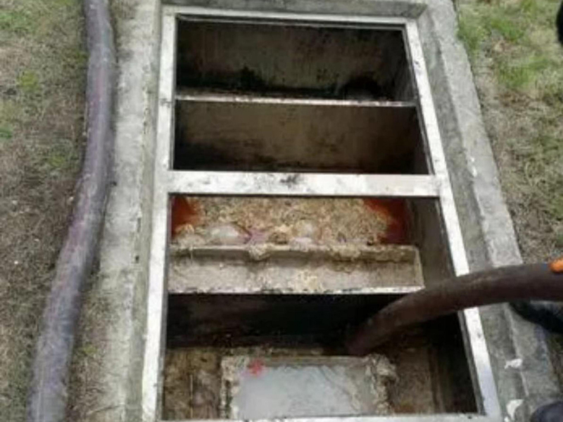 阜龙乡隔油池清理