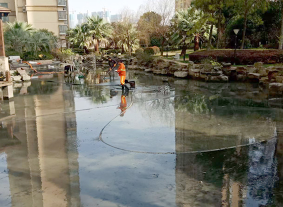 阜龙乡景观池淤泥清理