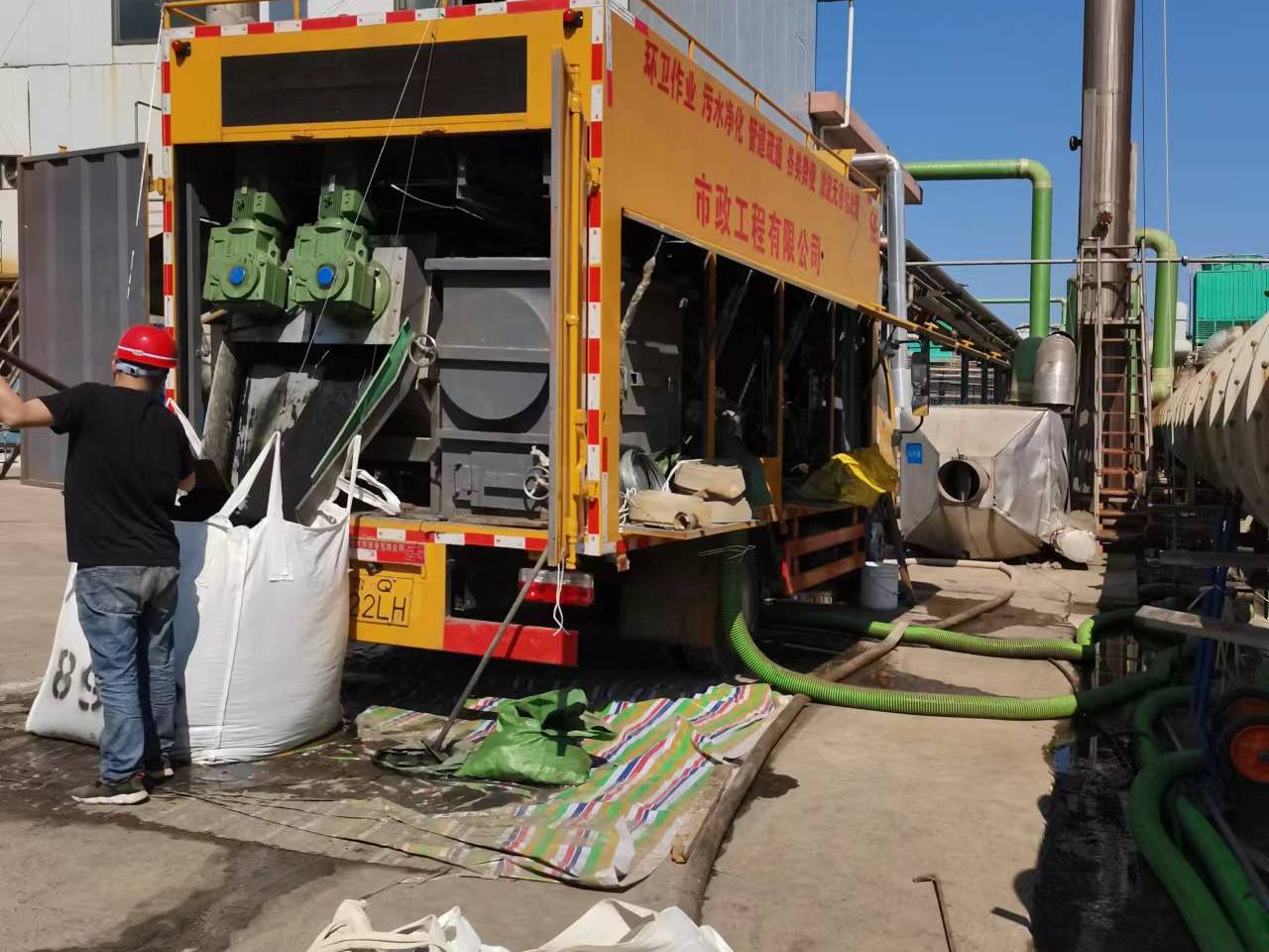 阜龙乡淤泥压干处理