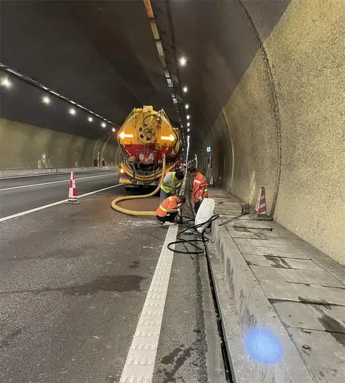 阜龙乡隧道排水渠清淤